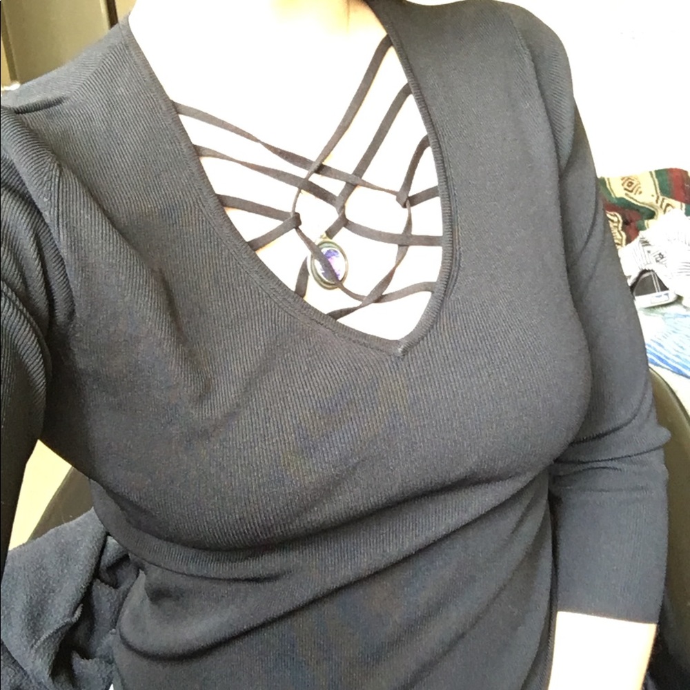 Black cross hatch neckline cropped sleeve top